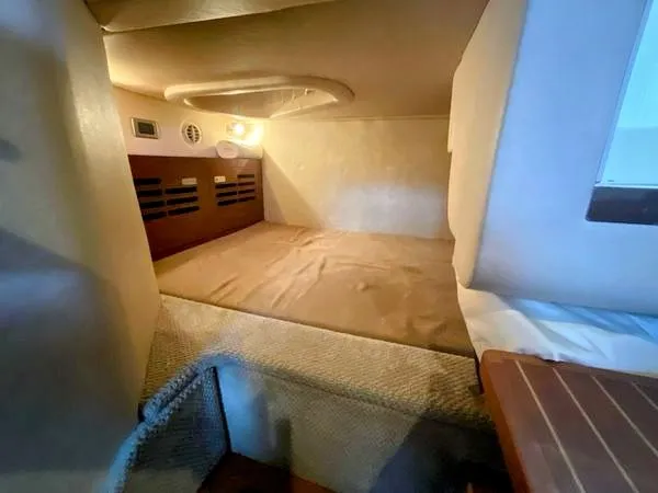 Josh'd Yacht Photos Pics Interior of 2010 Sea Ray Sundancer 310 yacht cabin.