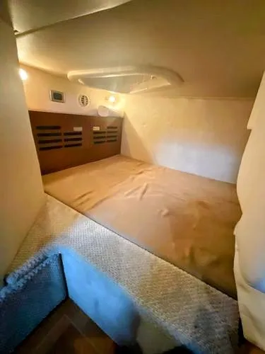 Josh'd Yacht Photos Pics Interior of 2010 Sea Ray Sundancer 310 yacht cabin.