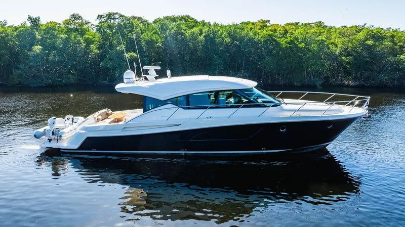 Happy Daze IV Yacht Photos Pics 