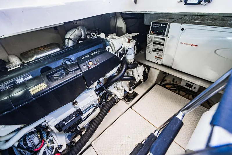 Happy Daze IV Yacht Photos Pics 