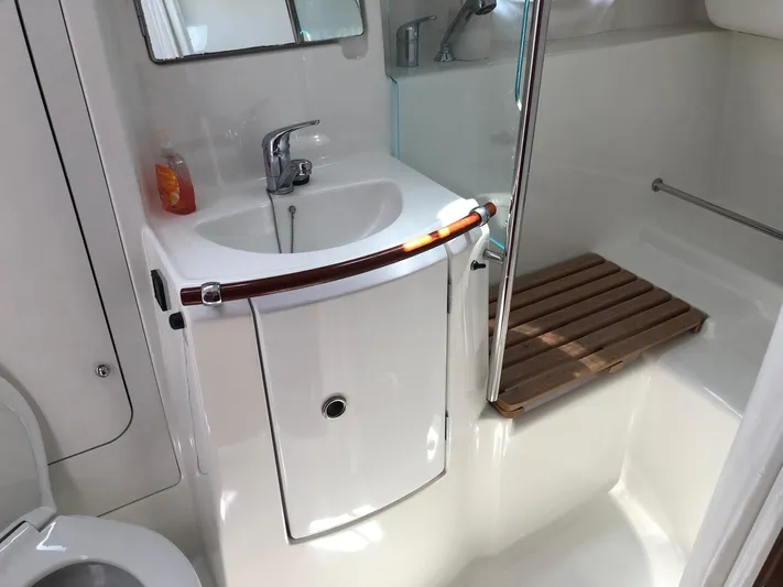 Annarosa Yacht Photos Pics Head with shower area