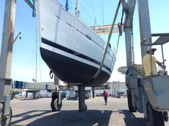 Annarosa Yacht Photos Pics Beneteau 373 sailboat from 2005 being lifted by a boat hoist in a shipyard.