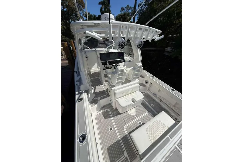  Yacht Photos Pics 2008 Hydra-Sports Vector 3500 VX boat interior with seating and navigation equipment.