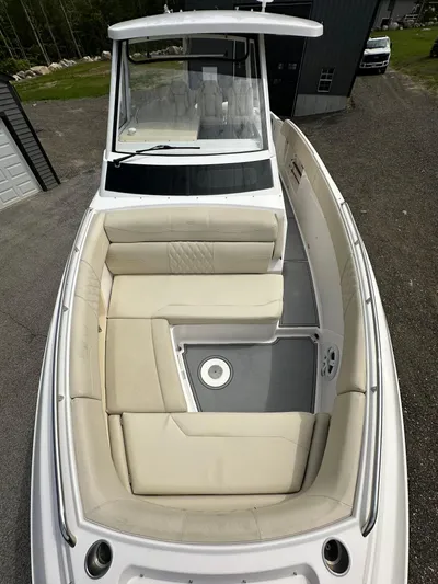  Yacht Photos Pics 2019 Regal 33 SAV boat with spacious seating and modern design.