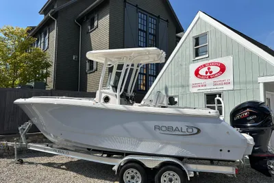 Robalo R230 Center Console