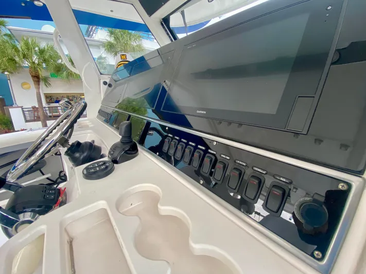 Wahooo Yacht Photos Pics Control panel of 2016 Everglades 435 Center Console boat with advanced navigation systems.