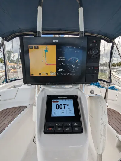 Momentum Yacht Photos Pics Navigation system on 2007 Hunter 45 Center Cockpit sailboat, displaying course and speed.