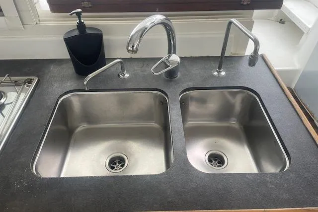 Buzio Yacht Photos Pics Dual stainless steel sinks on Lagoon 380 S2, 2014 model, with modern faucets and soap dispenser.