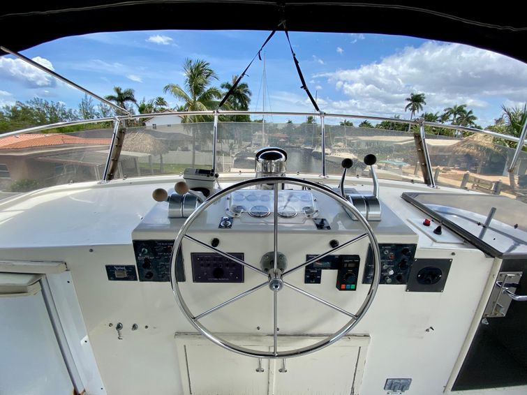 1984-68-hatteras-cockpit-motor-yacht