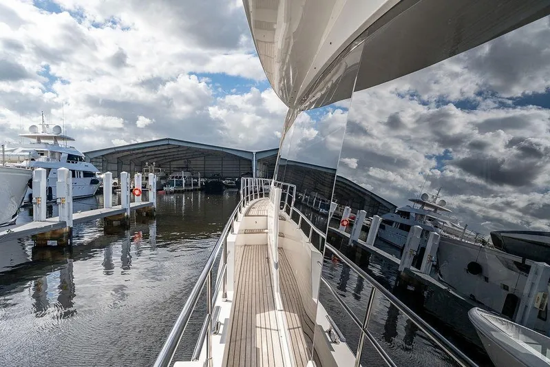  Yacht Photos Pics Azimut GRANDE 25 METRI yacht docked, reflecting water and sky, 2022 model.