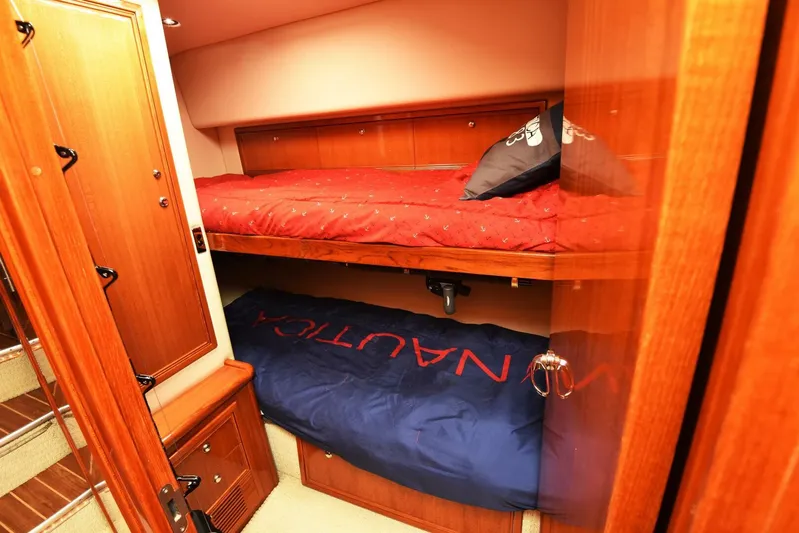 Viviendo El Sueño Yacht Photos Pics 2005 Riviera 51 yacht cabin with wooden interior and bunk beds.