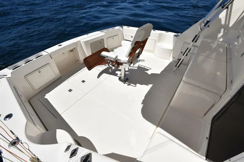 Viviendo El Sueño Yacht Photos Pics 2005 Riviera 51 yacht deck with fishing chair, surrounded by ocean.