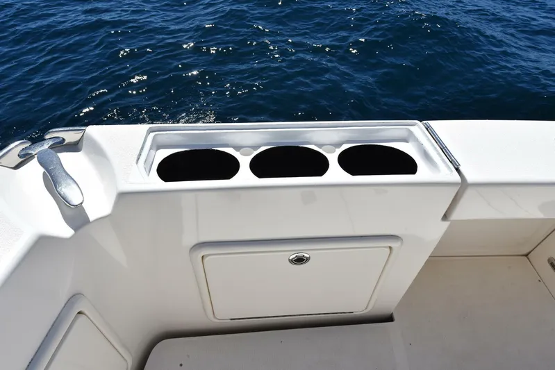 Viviendo El Sueño Yacht Photos Pics Riviera 51 yacht deck with cup holders, 2005 model, overlooking ocean water.