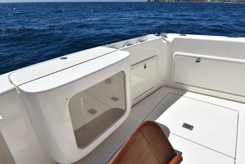 Viviendo El Sueño Yacht Photos Pics 2005 Riviera 51 yacht deck with storage compartments, overlooking the ocean.