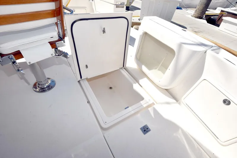 Viviendo El Sueño Yacht Photos Pics 2005 Riviera 51 yacht deck with storage compartments and seating.