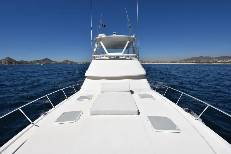 Viviendo El Sueño Yacht Photos Pics 2005 Riviera 51 yacht on open sea with clear blue sky.