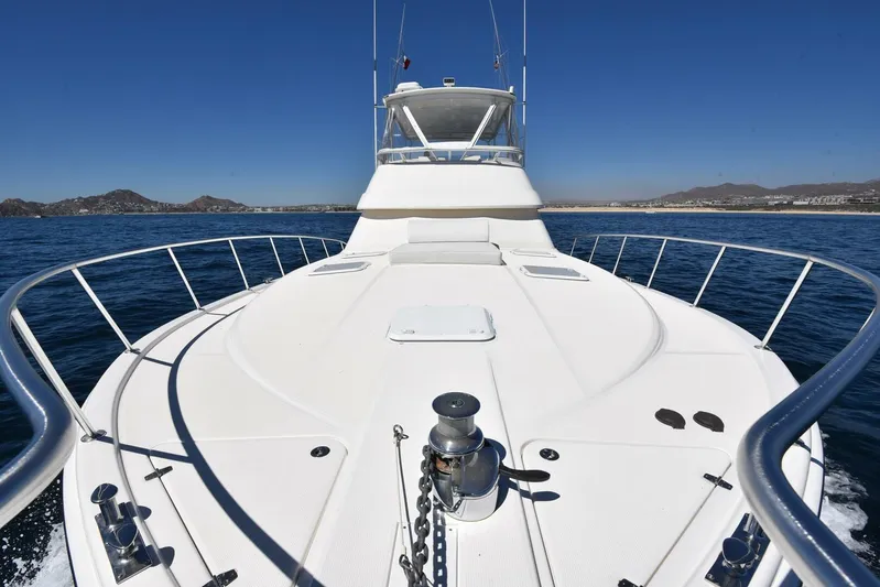 Viviendo El Sueño Yacht Photos Pics 2005 Riviera 51 yacht cruising on open water with clear blue skies.