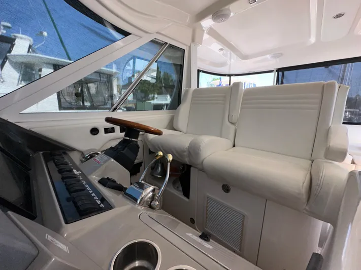 Debs Dinghy Yacht Photos Pics Interior of 2007 Sea Ray 40 Motor Yacht with white leather seating and control panel.