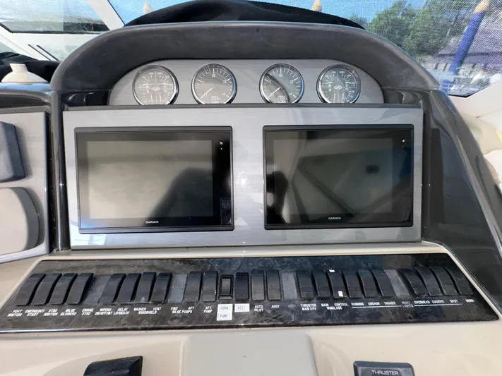 Debs Dinghy Yacht Photos Pics Control panel of 2007 Sea Ray 40 Motor Yacht with dual screens and gauges.
