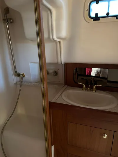  Yacht Photos Pics 2000 Mainship 43 Trawler Aft Cabin bathroom with shower and sink.