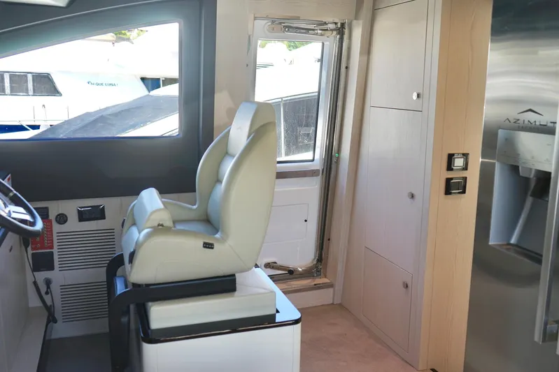  Yacht Photos Pics Interior of 2023 Azimut Fly 78 yacht, featuring helm seat and modern design.