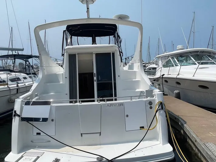 Andiamo Freedom Yacht Photos Pics 2006 Carver 36 Mariner yacht docked at marina, rear view.