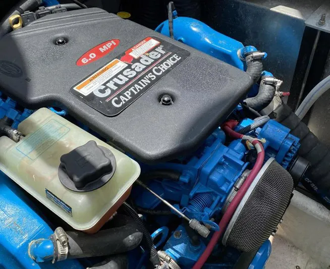 Andiamo Freedom Yacht Photos Pics Engine of a 2006 Carver 36 Mariner, featuring a Crusader Captain's Choice 6.0 MPI.