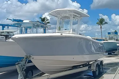 Robalo R230 Center Console