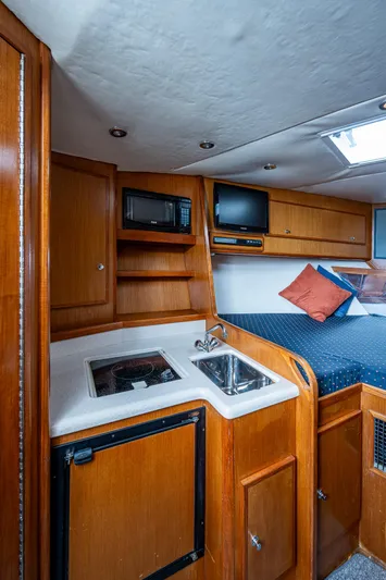  Yacht Photos Pics 2006 Topaz 32 Express cabin with kitchenette and bed