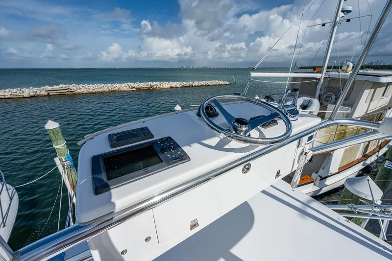  Yacht Photos Pics 2006 Topaz 32 Express boat helm with ocean view.