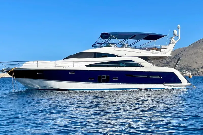 Casa Amigos Yacht Photos Pics Luxury 2010 Fairline Squadron yacht on blue ocean, clear sky background.