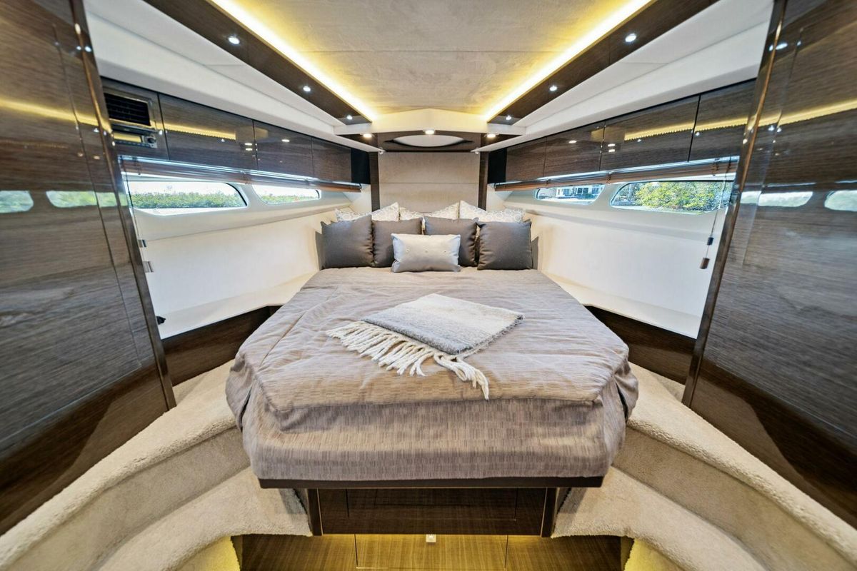 2019 Cruisers Yachts 45 