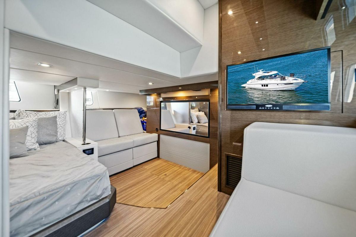 2019 Cruisers Yachts 45 