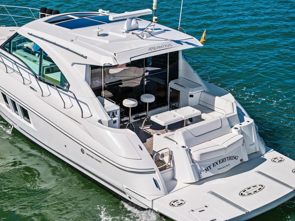 2019 Cruisers Yachts 45 