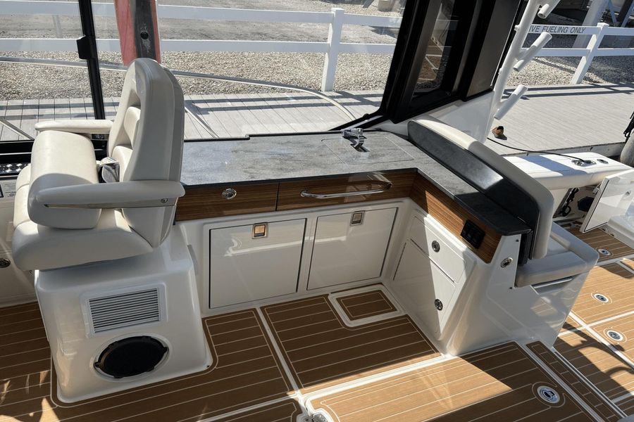 2022 Boston Whaler 405 Conquest