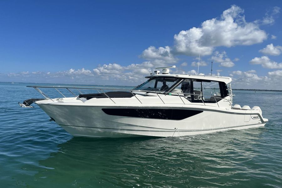 2022 Boston Whaler 405 Conquest
