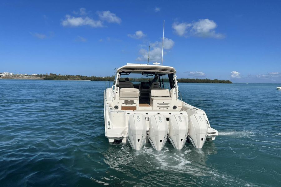 2022 Boston Whaler 405 Conquest