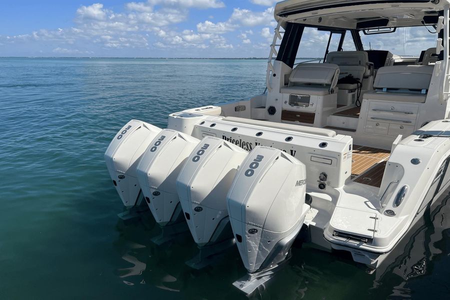 2022 Boston Whaler 405 Conquest