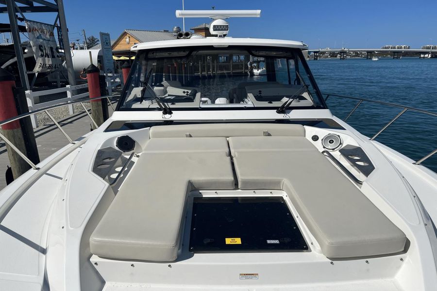 2022 Boston Whaler 405 Conquest