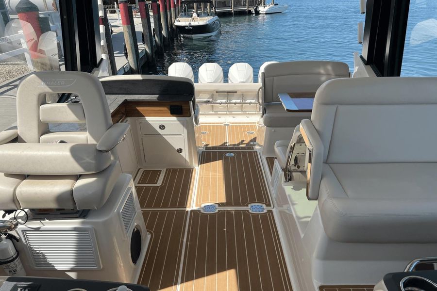2022 Boston Whaler 405 Conquest