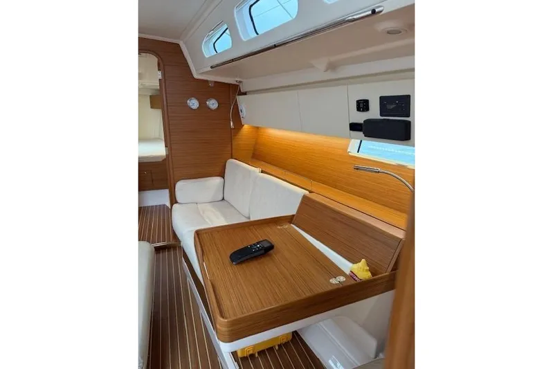  Yacht Photos Pics Nav Station & Stbd Settee