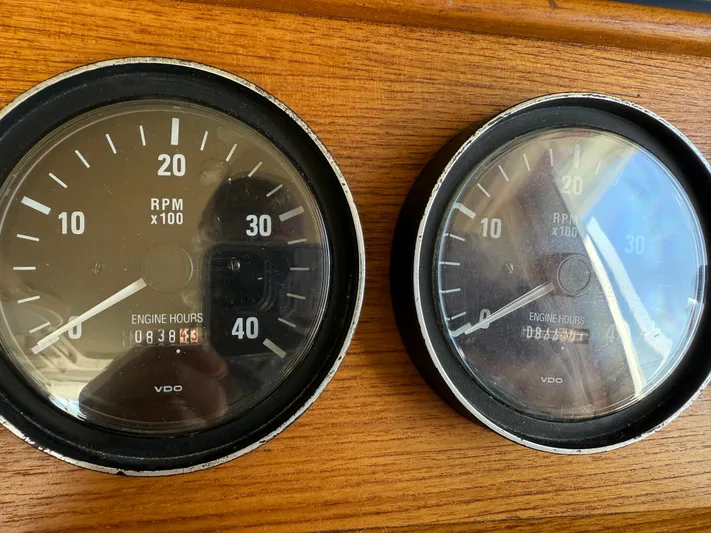 Real Therapy Yacht Photos Pics Close-up of RPM gauges on a 2001 Mainship 390 Trawler boat dashboard.