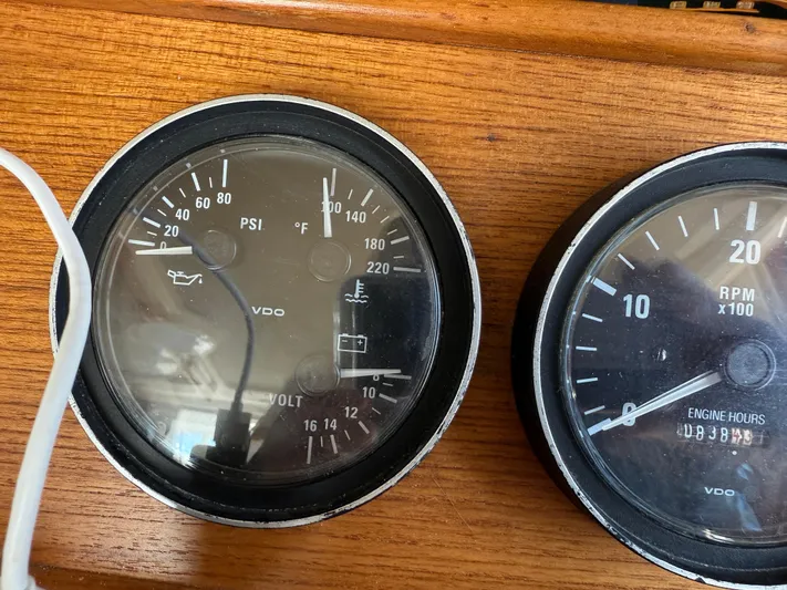Real Therapy Yacht Photos Pics Close-up of Mainship 390 Trawler 2001 gauges showing PSI, temperature, RPM, and engine hours.