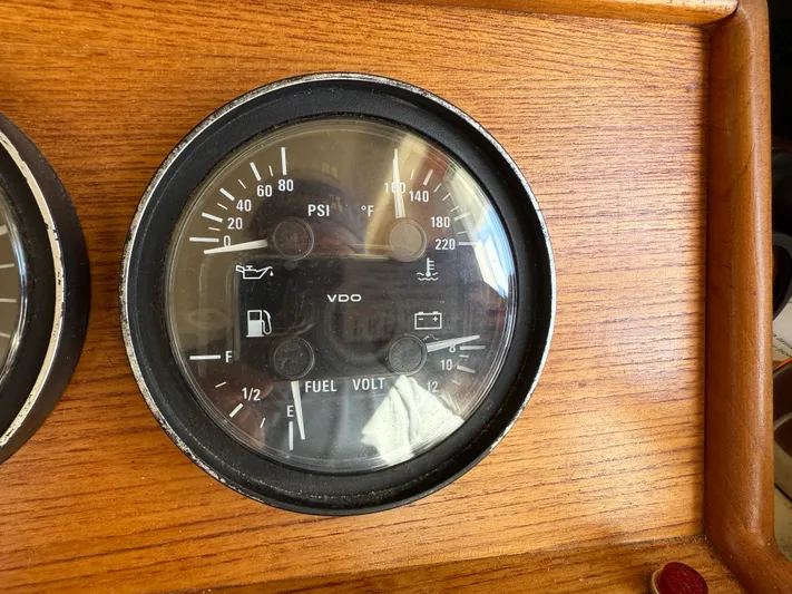 Real Therapy Yacht Photos Pics Gauge panel of a 2001 Mainship 390 Trawler, displaying PSI, temperature, fuel, and voltage.