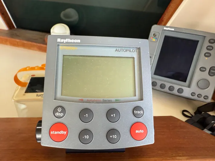 Real Therapy Yacht Photos Pics Raytheon autopilot system on 2001 Mainship 390 Trawler, featuring control buttons and display.