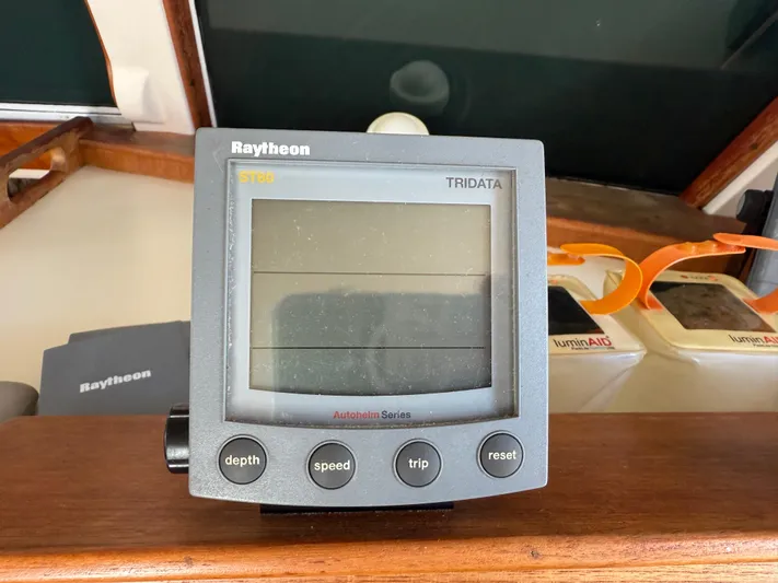 Real Therapy Yacht Photos Pics Raytheon ST60 Tridata display on 2001 Mainship 390 Trawler dashboard.