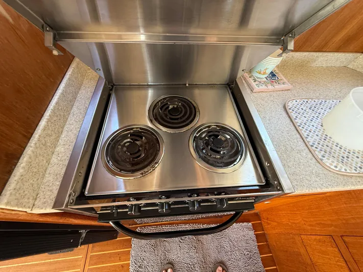 Real Therapy Yacht Photos Pics Stainless steel stove with three burners on a 2001 Mainship 390 Trawler yacht.