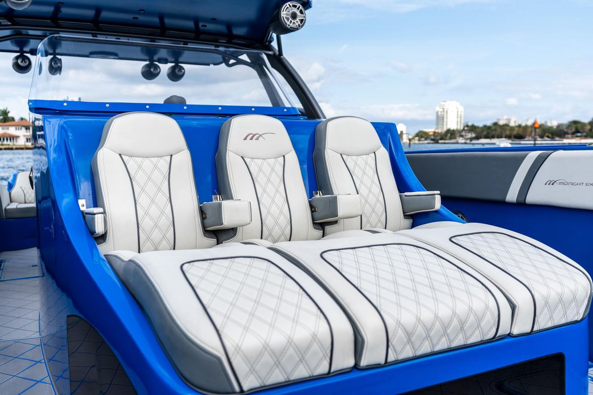 2020 Midnight Express 43 