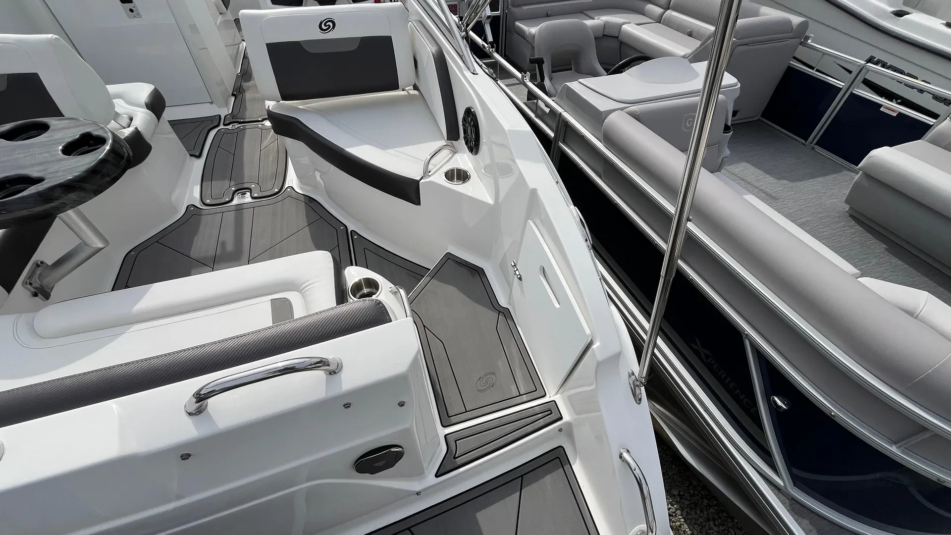 2023 Hurricane SunDeck 235 OB Photo