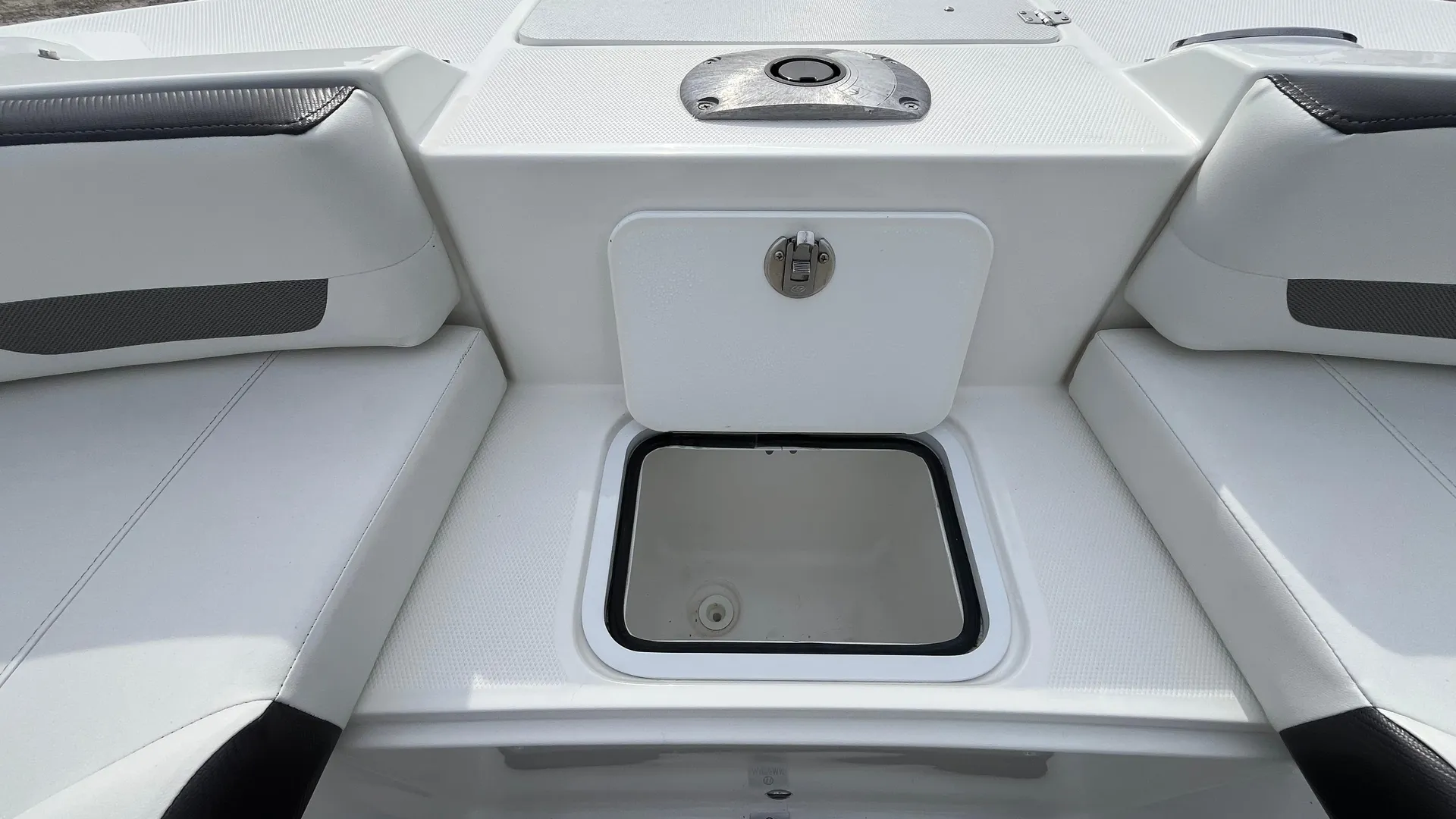 2023 Hurricane SunDeck 235 OB Photo